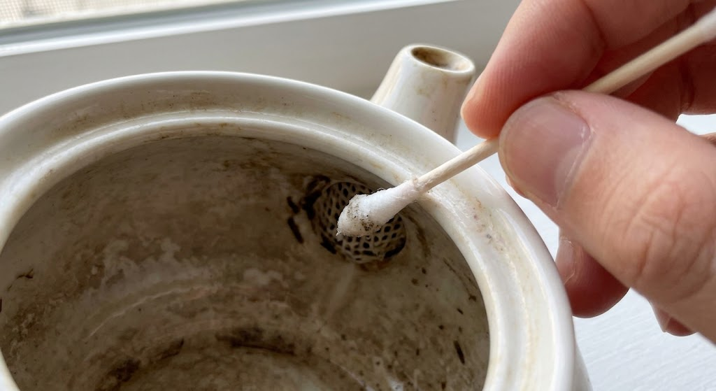 cleaning-teapot-spout-and-internal-mesh-strainer